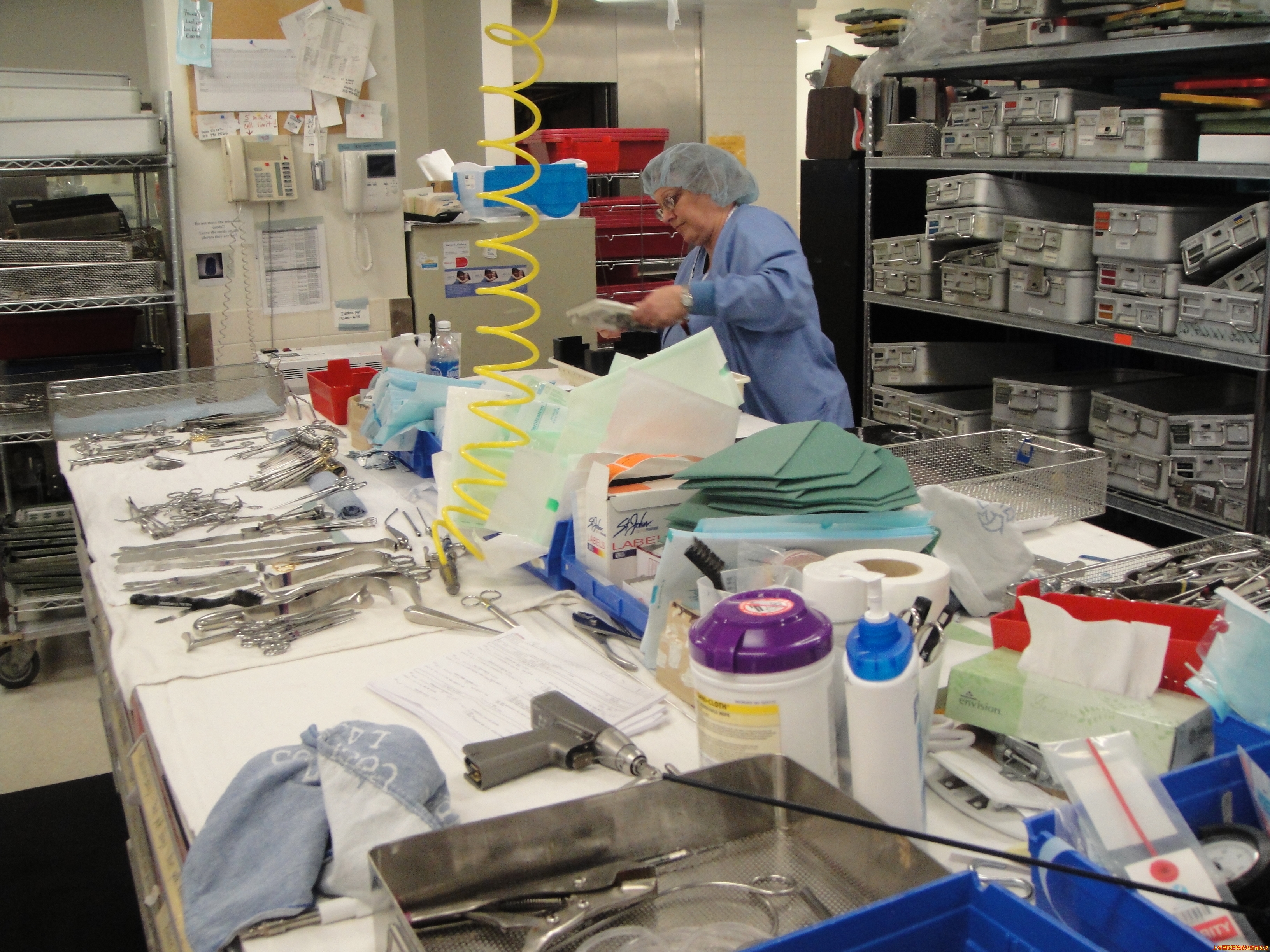 这个桌子对面就是灭菌过的包。