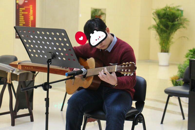 我们的神外小刀在倾倾弹唱