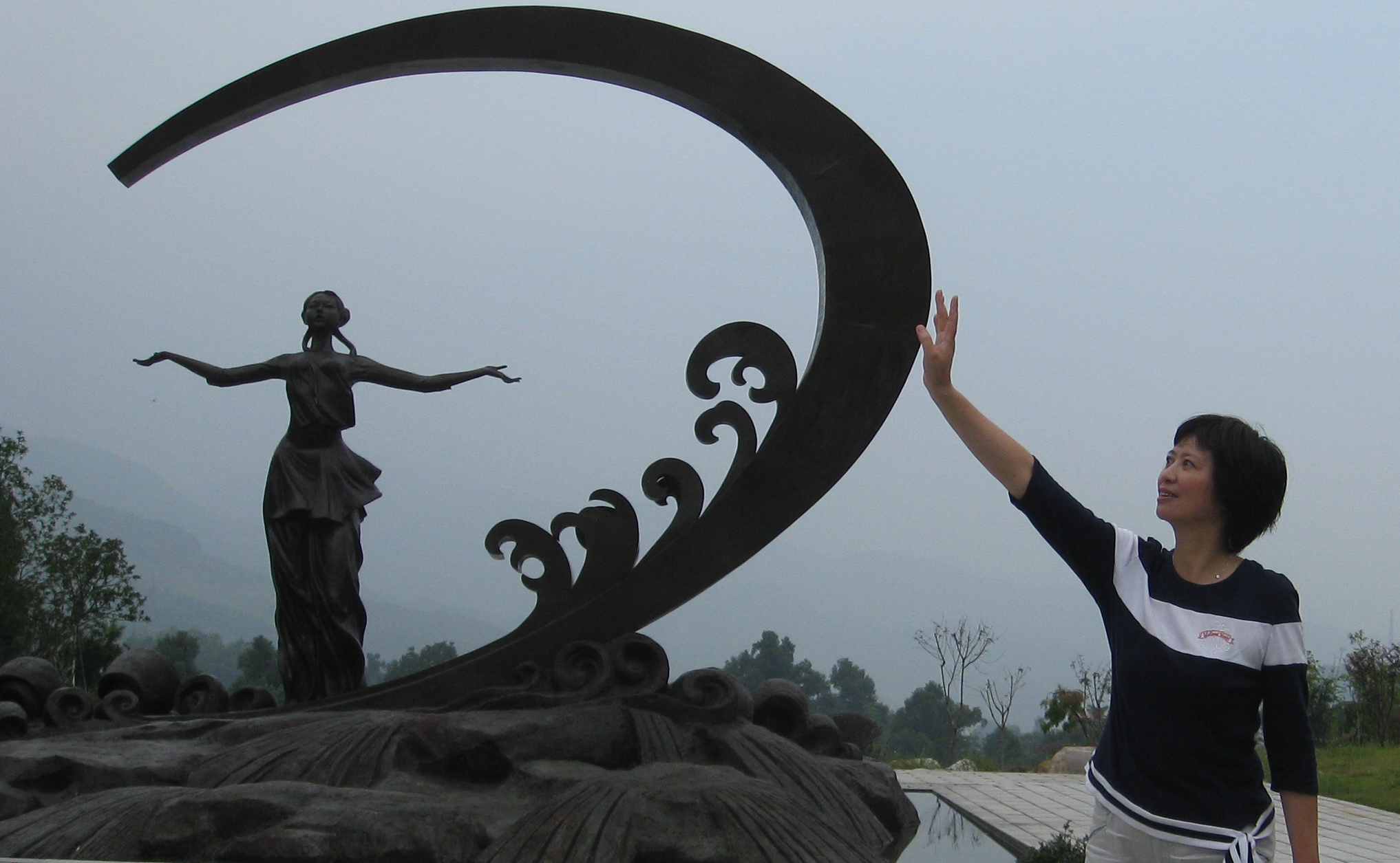 摸到了月亮  哈哈 不过是人造的.jpg