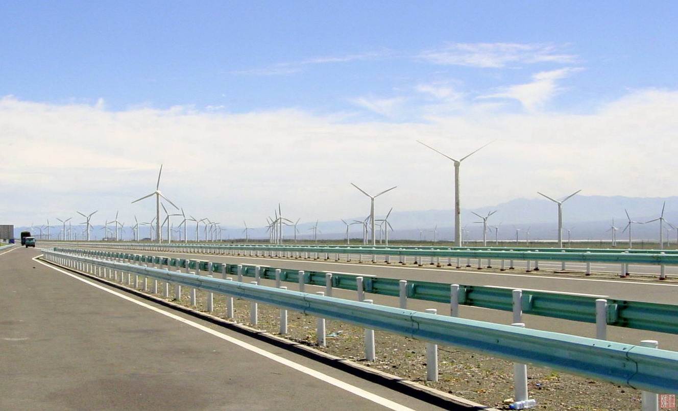高速路边风力发电厂.JPG